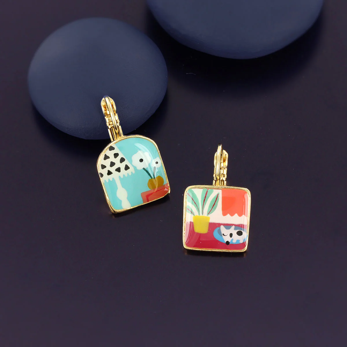 Taratata Curieuse (curious - dog/plants) leverback earrings