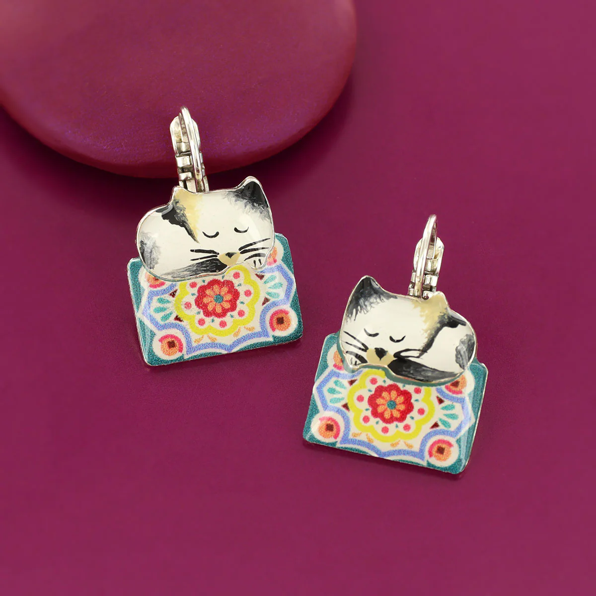 Taratata Chanapé (cat with rug) leverback earrings