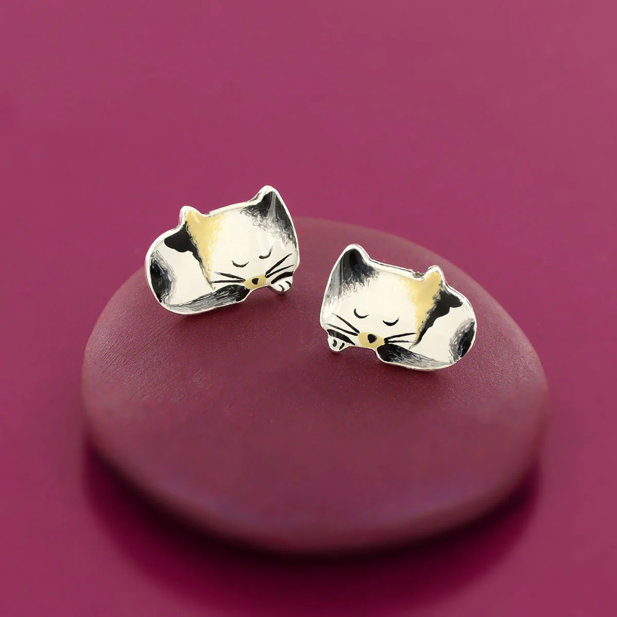 Taratata Chanapé (sleeping cat) stud earrings